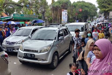 Pengunjung jejali Taman Margasatwa Ragunan di libur tahun baru