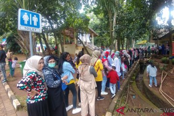 Antrean toilet Kebun Binatang Ragunan mengular