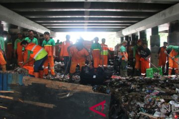 Sudin LH Jakut bersihkan gundukan sampah di kolong Tol Wiyoto-Wiyono