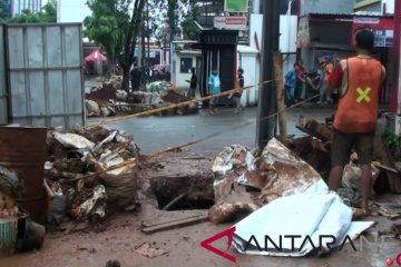 Pekerja tewas saat gali kabel PLN di Mampang