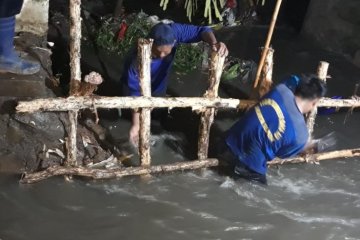 Penahan sementara dipasang atasi jebolnya tanggul Kali Pulo