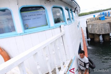 KAPAL ANTAR PULAU MENTAWAI TUNDA BERLAYAR