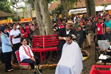 Di pelosok Garut, relawan Jokowi bagikan akta yayasan pesantren tradisional