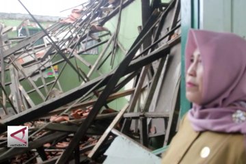 Atap 2 Kelas SMPN 12 Cirebon ambruk