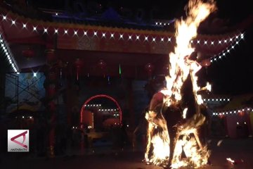 Jelang Imlek, dengan tradisi bakar patung kuda