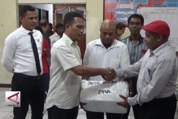 KPU Papua serahkan alat peraga kampanye peserta Pemilu 2019