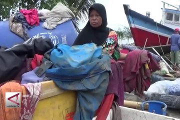 Mengais sisa barang berharga usai Tsunami