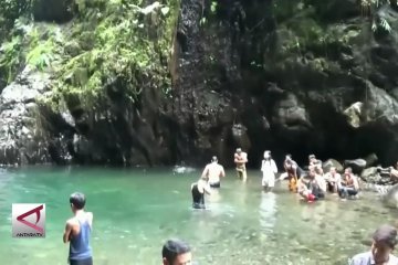 Menikmati jernihnya kolam alami black canyon