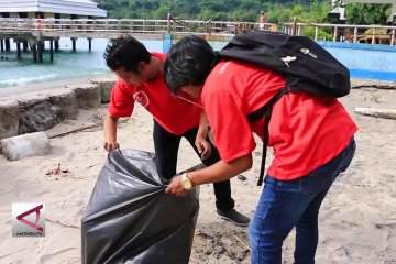 Sepi pengunjung, pekerja media gelar aksi bersih pantai