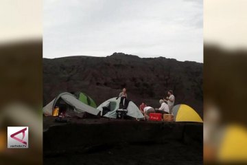 Viral foto WNA berkemah di gunung Anak Krakatau