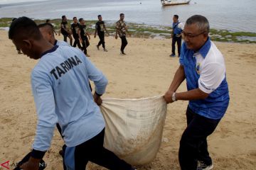 Bersih Pantai Lantamal VII Kupang