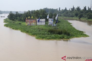 Alat peraga kampanye (APK) di tengah sungai
