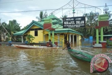 Dinsos Kalbar berikan bantuan untuk korban banjir di Landak