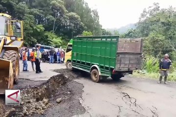 Jalan penghubung 3 kabupaten di Jateng ambles