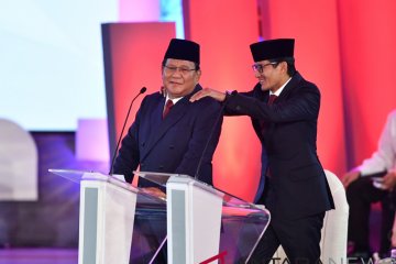 Jeda debat, Sandiaga pijat Prabowo dan Jokowi asyik berfoto