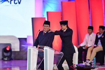 Analisa gestur di debat capres: joget, pijat hingga gulung lengan baju