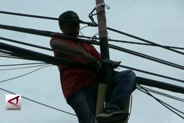 Pemkot Malang tertibkan kabel tak bertuan