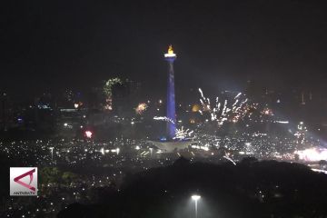 Perayaan tahun baru di Monas meriah meski diguyur hujan