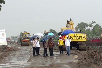 Sambil hujan-hujanan Jokowi salami dan foto bareng warga