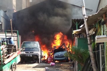 Rumah dan dua mobil di Jembatan Lima terbakar