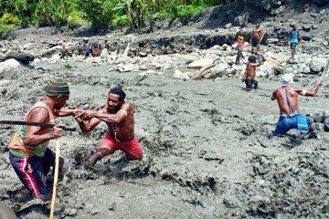 Banjir hanyutkan beberapa orang di Goyage, Tolikara