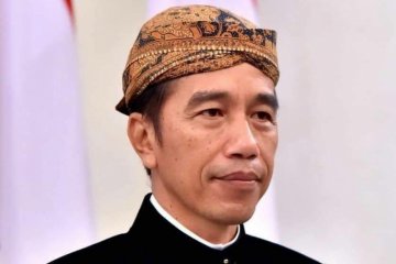 Jokowi posting foto diri berbusana adat jelang debat