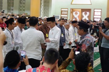 Presiden serahkan 204 sertifikat tanah wakaf di Bekasi