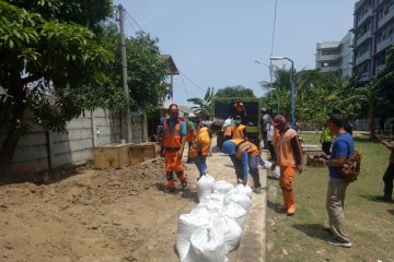 Sudin LH pindahkan tanah limbah di Rusun Marunda