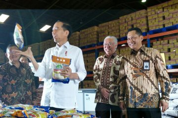 Presiden Jokowi tinjau stok beras Bulog