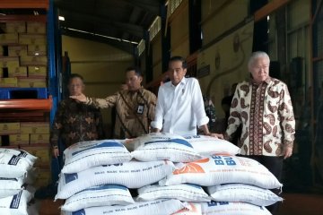 Presiden pastikan stok beras cukup dan operasi pasar berjalan