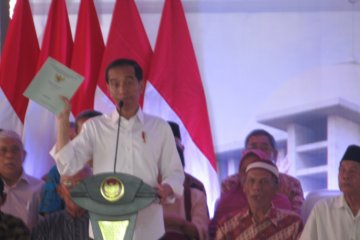 Jokowi bilang pembagian sertifikat tanah jalan terus meski disebut tak berguna