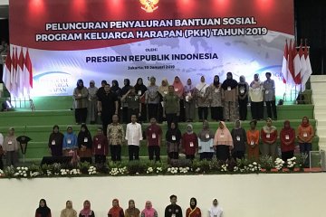 Presiden bagikan bantuan sosial PKH di Ciracas Jakarta Timur