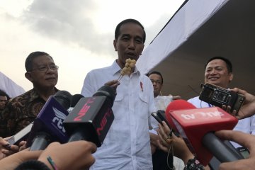 Jokowi borong dagangan ibu-ibu di Gongseng Jakarta Timur