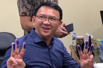 Pendukung kecewa karena Ahok keluar dari pintu belakang