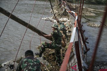 Jembatan rusak diterjang banjir