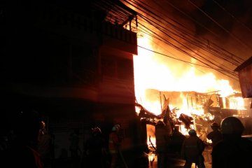 163 petugas padamkan kebakaran di Tomang Utara