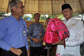 Korban tsunami mendapat bantuan perlengkapan sekolah dari Gubernur Banten