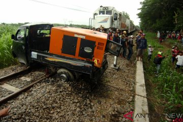 Kereta api tabrak mobil