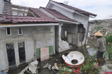 Memancing ikan di lokasi likuifaksi Petobo