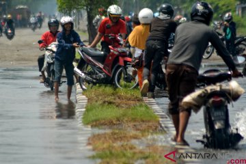 Motor mogok akibat banjir di Porong