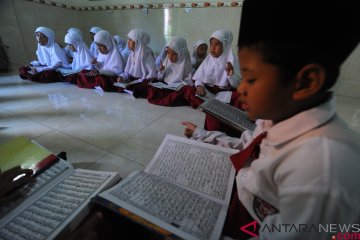 Siswa sekolah dasar menghafal Alquran