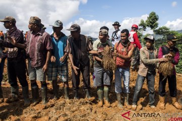 Tanggap darurat berakhir, bantuan korban longsor Cimapag masih mengalir