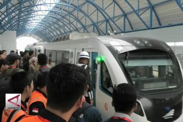 Akibat bau sampah, akses JPO stasiun LRT Bumi Sriwijaya ditutup