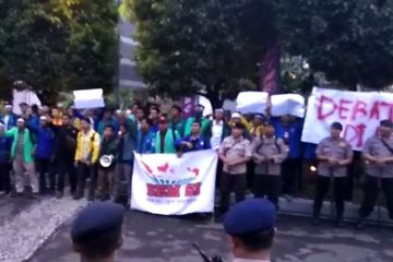 Mahasiswa gelar aksi damai di lokasi debat calon presiden