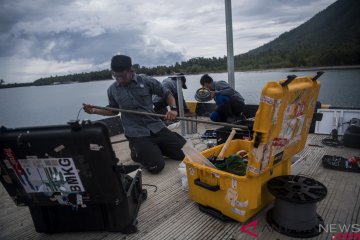 Pemasangan alat pengukur ketinggian air di Pulau Sebesi