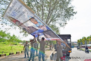 Bawaslu Kota Pariaman tertibkan alat peraga kampanye di pohon