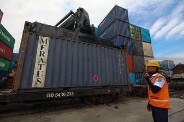 KAI Daop Surabaya maksimalkan kereta barang saat PSBB