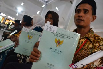 Pemerintah serahkan 8.225 sertifikat tanah warga Banten