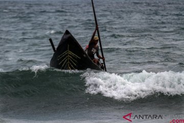 Puluhan perahu di Lombok  rusak diterjang ombak