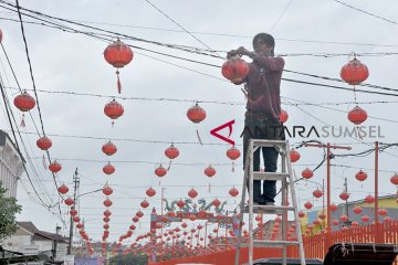 Persiapan Jelang Perayaan Imlek di Palembang